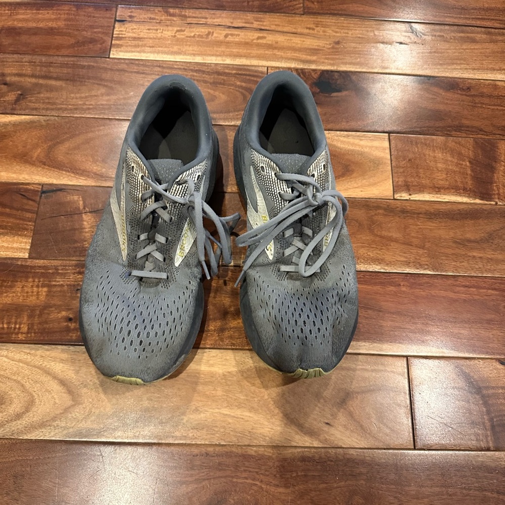 Brooks Men's Gray Athletic Shoes size 12